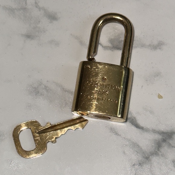 Louis Vuitton key - Picture 2 of 4